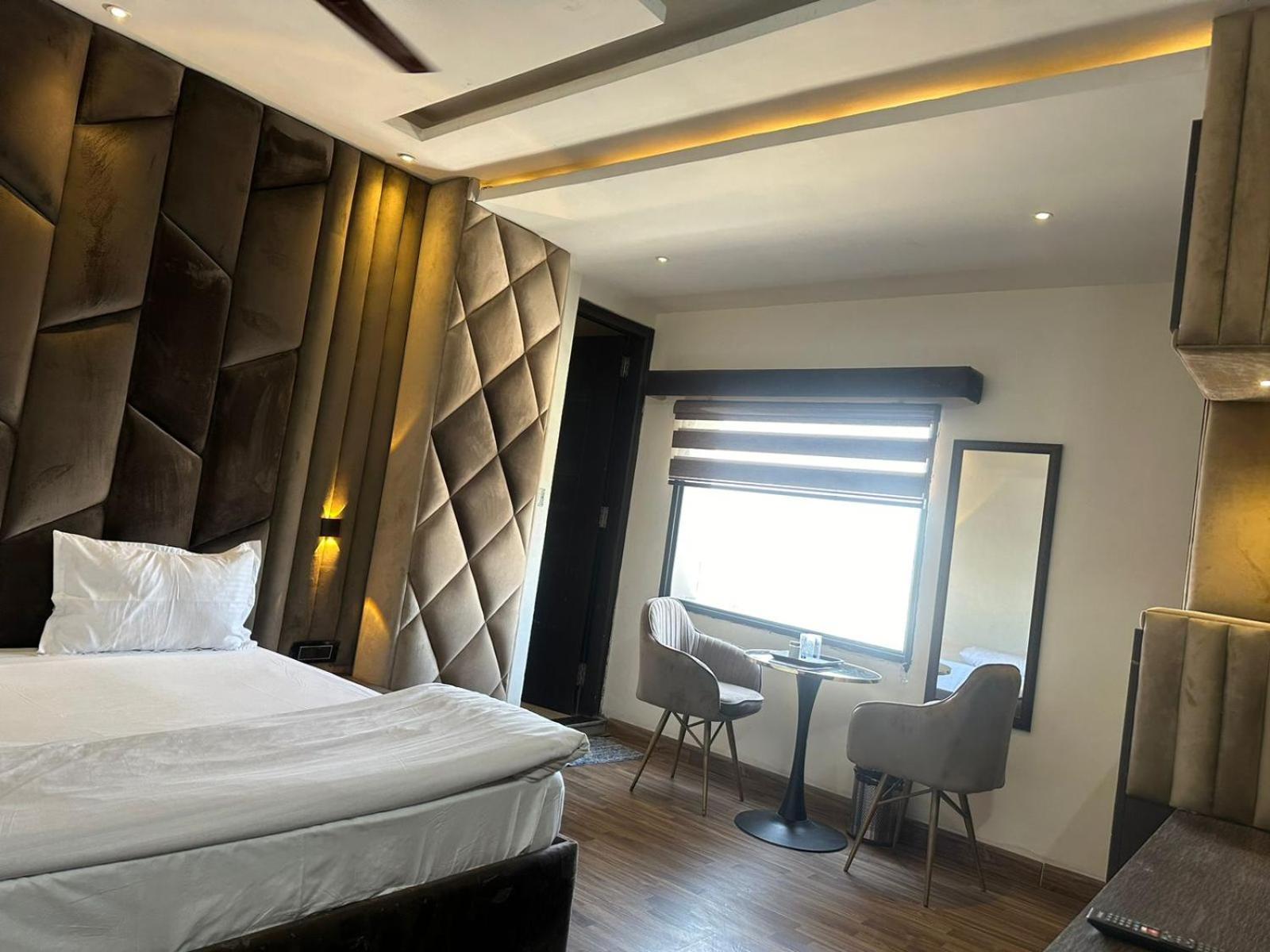 Hotel Kritika Greater Noida Zewnętrze zdjęcie