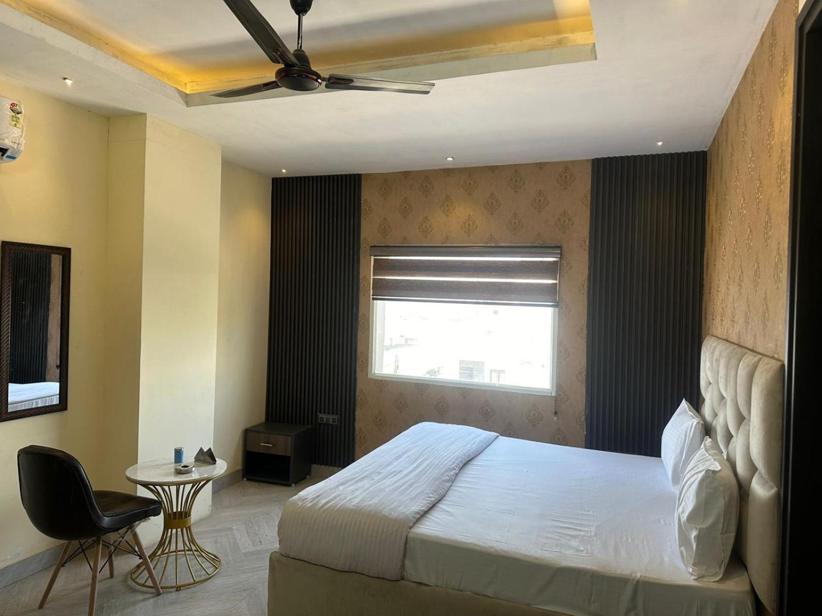 Hotel Kritika Greater Noida Zewnętrze zdjęcie