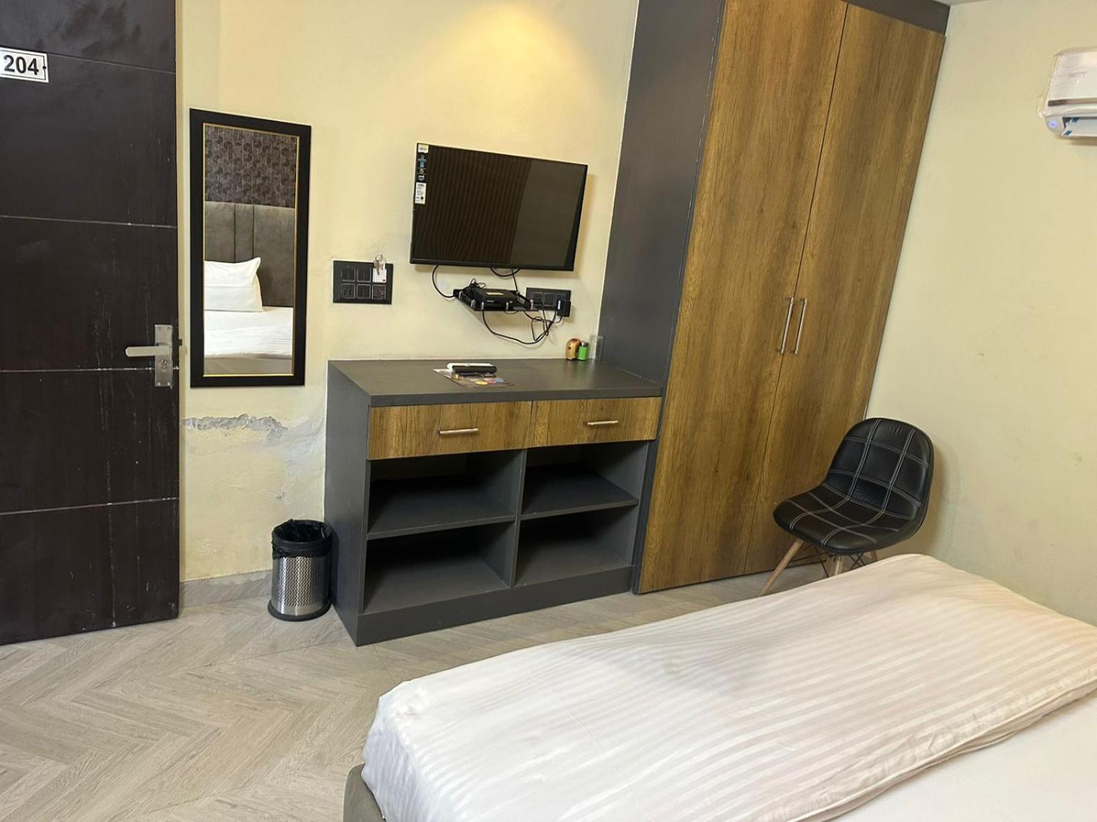 Hotel Kritika Greater Noida Zewnętrze zdjęcie